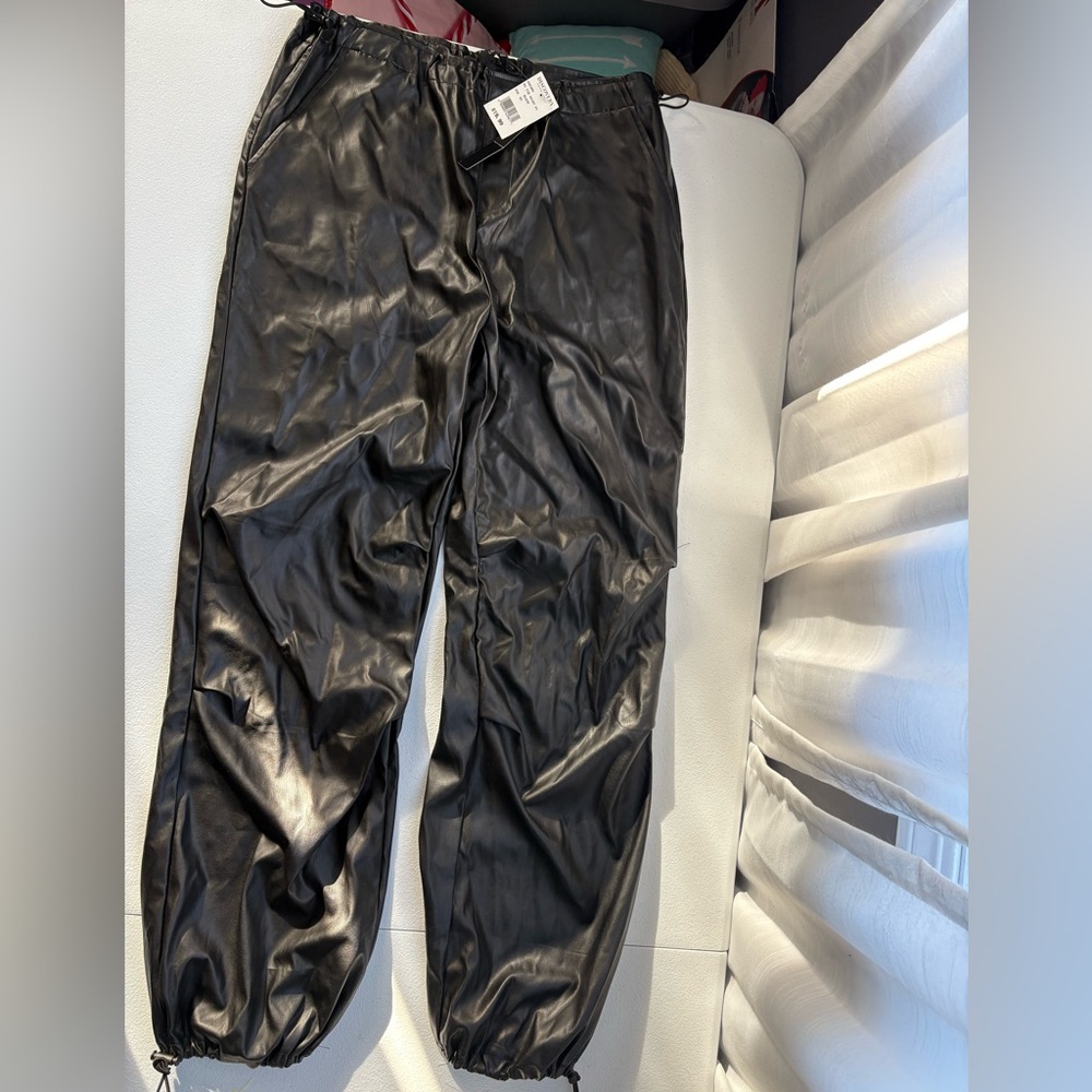 Love Tree Shiny Black Ankle Pants